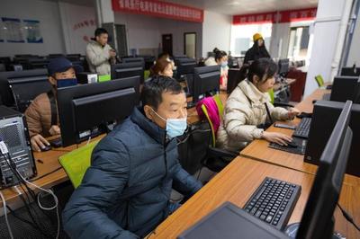 從城市格子間到鄉(xiāng)村直播間 一位河南青年的“網(wǎng)絡(luò)致富經(jīng)”與幸福密碼